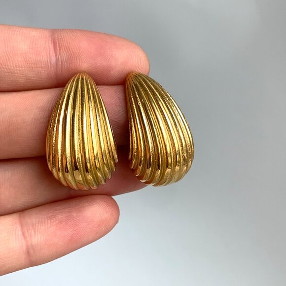 NEW ~ Anthropologie Amber Sceats Ribbed Hoop Gold Earrings - Picture 11 of 13